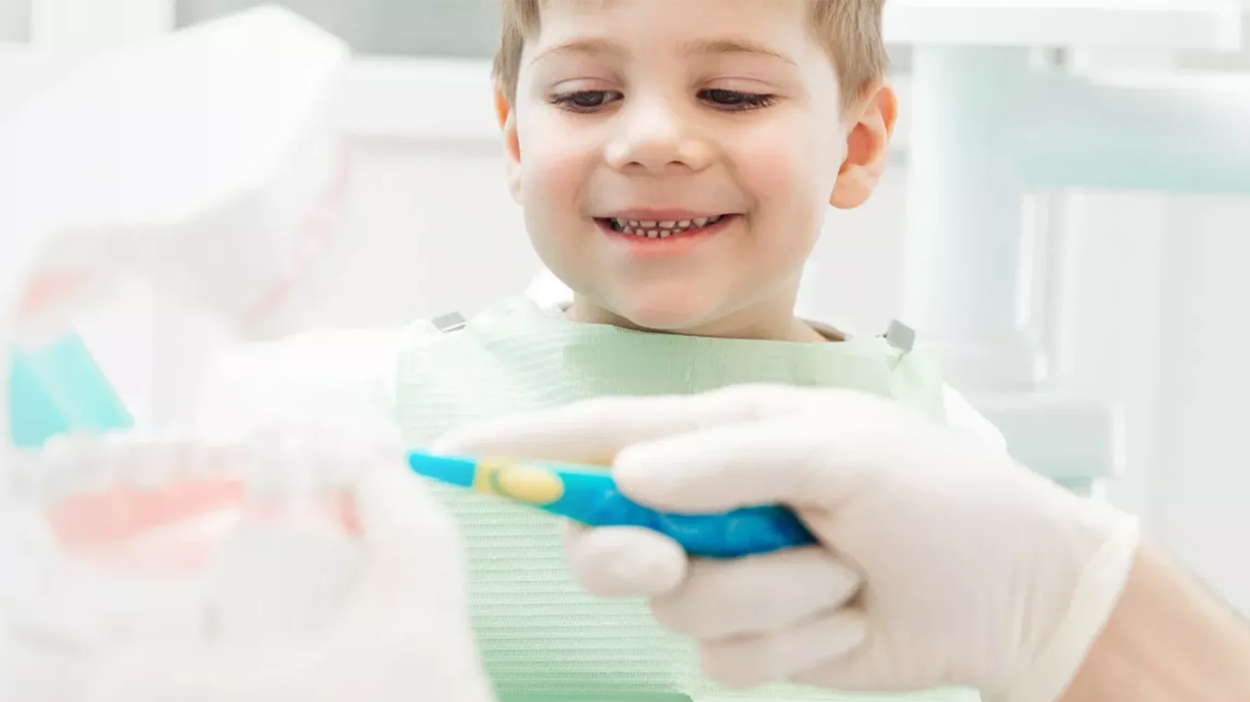 İzmir Çiğli çocuk diş kliniğinde, en iyi diş hekimlerinden Dr. Kutay Gürel tarafından uygulanan çocuk diş bakımı ve pedodonti hizmeti.