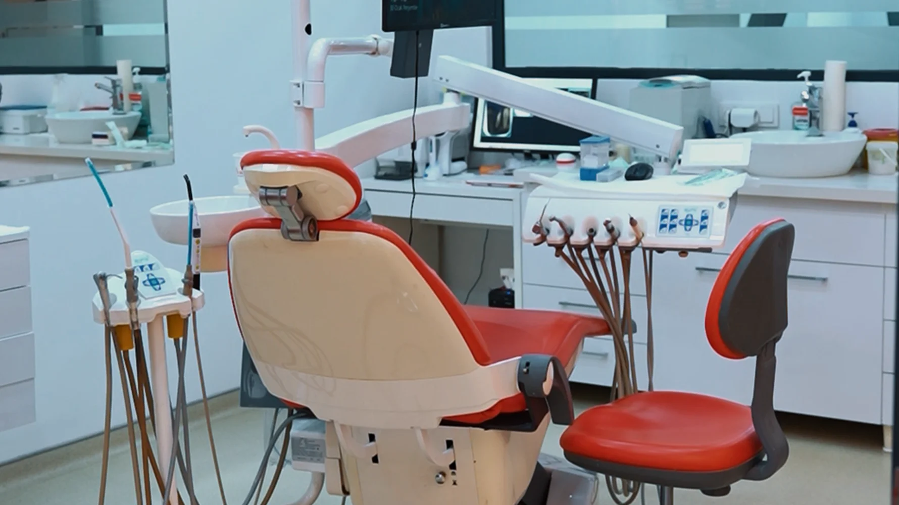 İzmir Çiğli çocuk diş tedavisi için en iyi seçenek olan Dr. Kutay Gürel tarafından gerçekleştirilen pedodonti muayenesi ve çocuk dostu diş hekimi hizmeti.