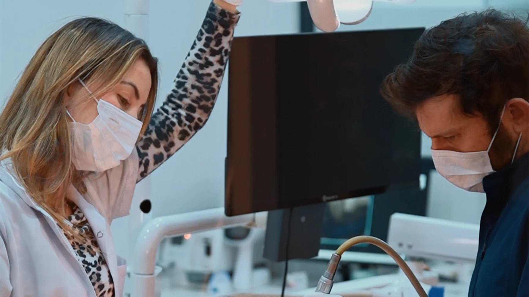 İzmir Çiğli çocuk diş kliniğinde, en iyi diş hekimlerinden Dr. Kutay Gürel tarafından uygulanan çocuk diş bakımı ve pedodonti hizmeti.