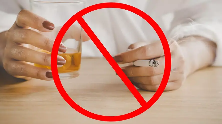 İmplant Diş Tedavisi Sonrası Nelere Dikkat Edilmeli izmir - İzmir Çiğli en iyi diş doktoru Dr. Kutay Gürel’in, implant üstü porselen kaplama ile doğal görünümlü sabit dişler yaptığı diş implantı tedavi fotoğrafı.