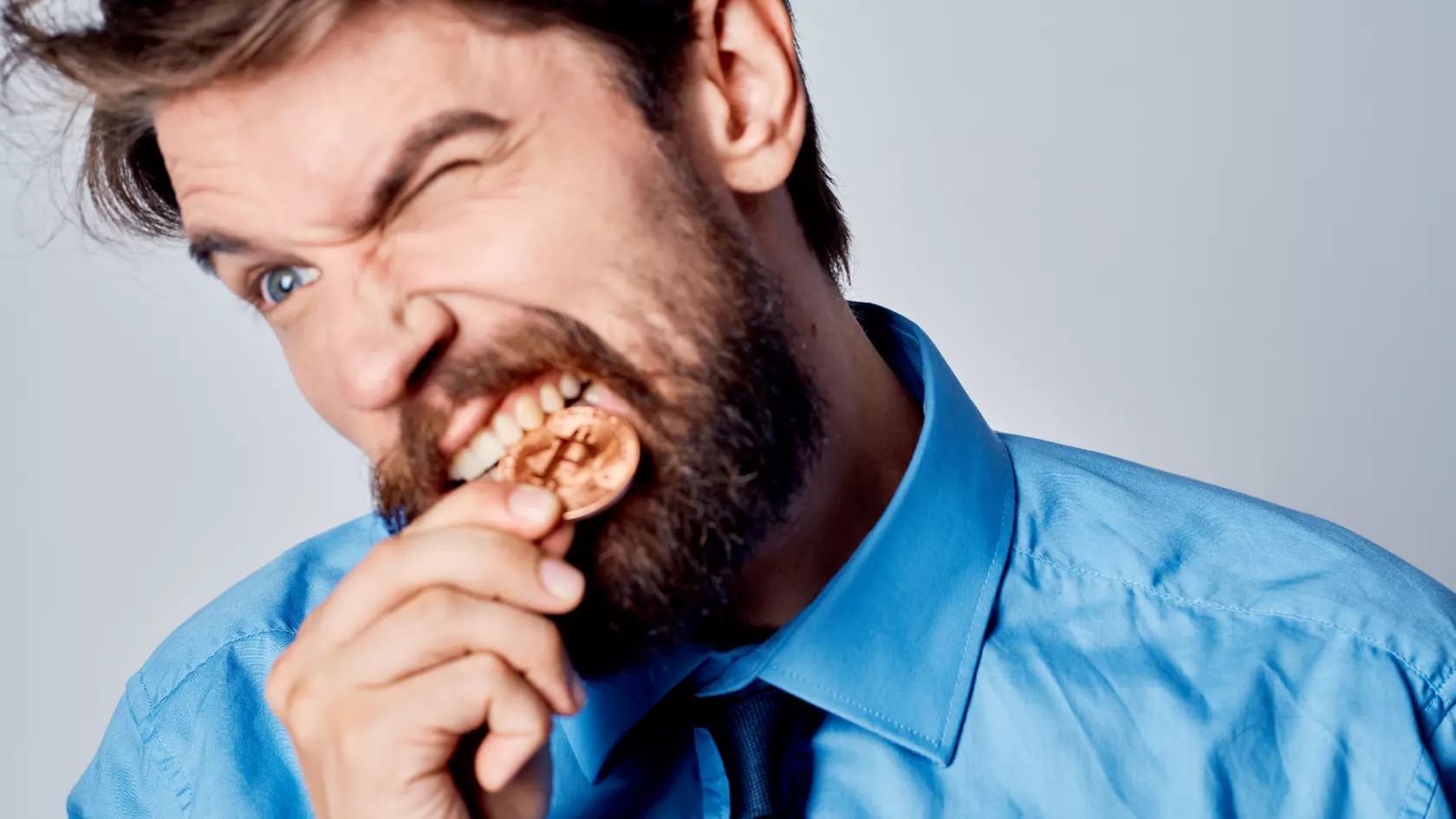 Lamine Diş Kaplama izmir cigli - Çiğli İzmir’de ön diş estetiği için lamine diş kaplama yaptıran hastaya, doğal ve beyaz gülüş tasarımı sunan uzman diş hekimi Dr. Kutay Gürel’in tedavi fotoğrafı.