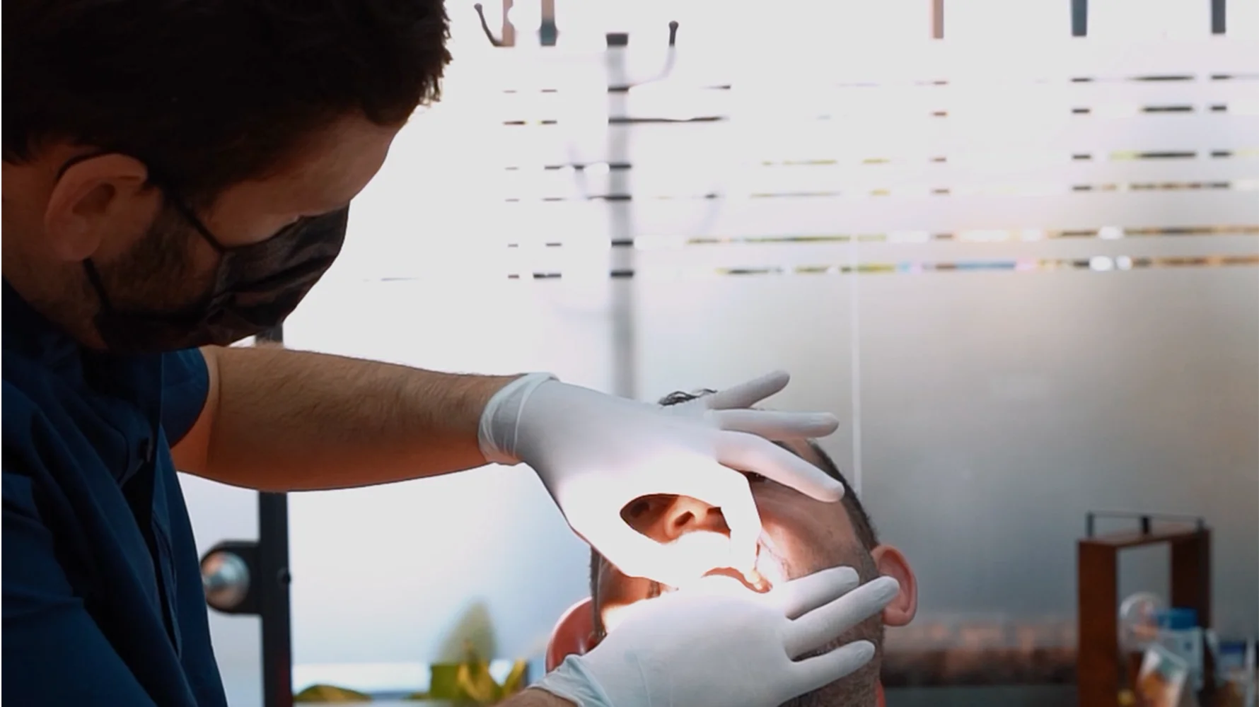 All on 4- All on 6 İmplant Diş Tedavisi Nasıl Yapılır izmir çigli - Çiğli İzmir en iyi diş doktoru Dr. Kutay Gürel tarafından yapılan All-On-4 ve All-On-6 implant tedavisi ile tüm dişlerini kaybetmiş hastaya sabit diş protezi uygulaması.