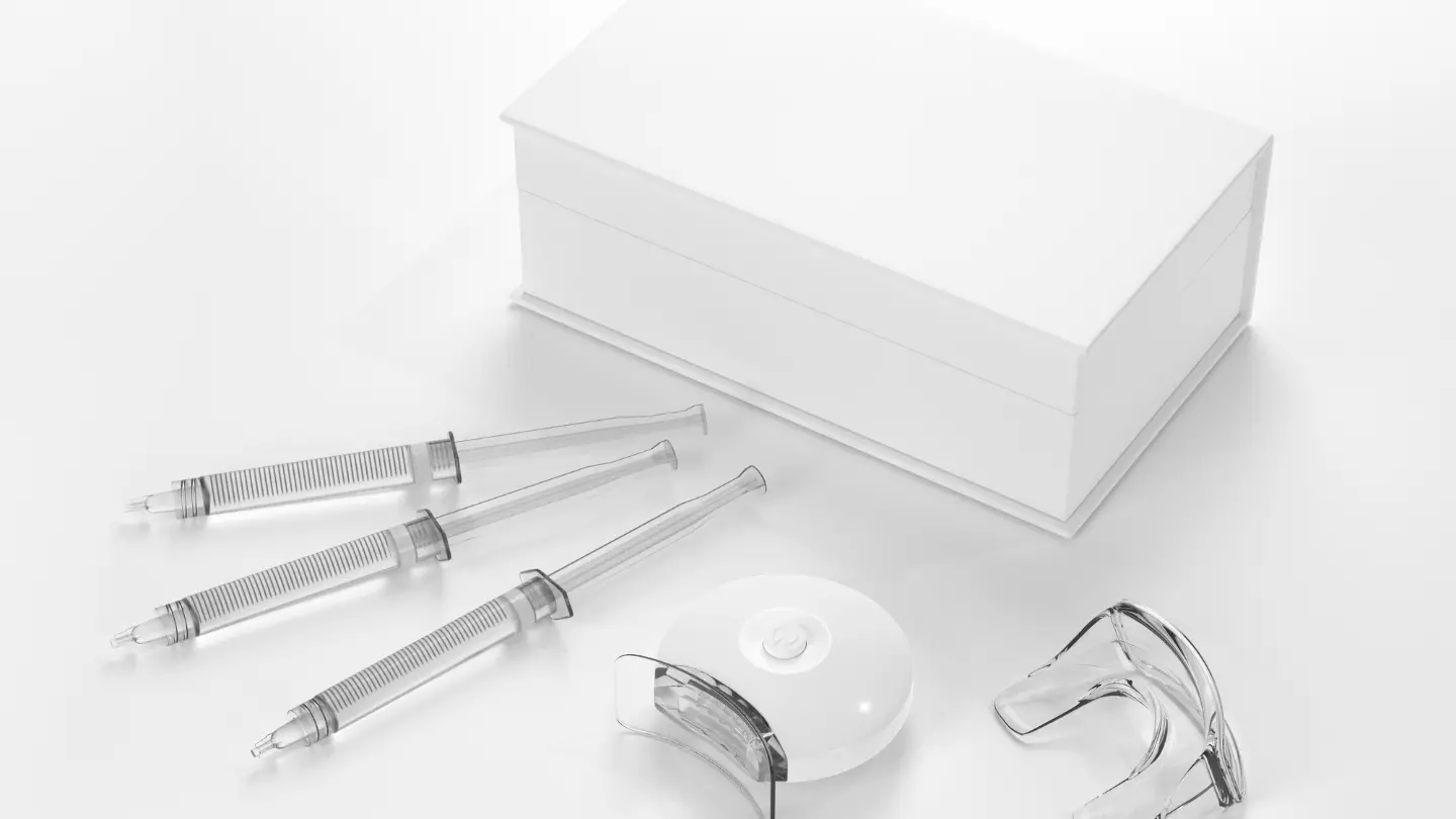 izmir cigli - Çiğli İzmir’de sigara ve çay lekeleri için profesyonel diş beyazlatma tedavisi sunan Dr. Kutay Gürel Diş Kliniği’nde gerçekleştirilen ofis tipi beyazlatma uygulaması.