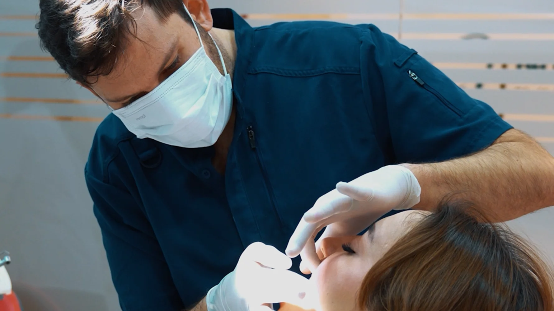 diş beyazlatma izmir cigli- İzmir Çiğli’de profesyonel diş beyazlatma işlemi uygulayan uzman diş hekimi Dr. Kutay Gürel’in kliniğinde hastaya ofis tipi beyazlatma tedavisi.