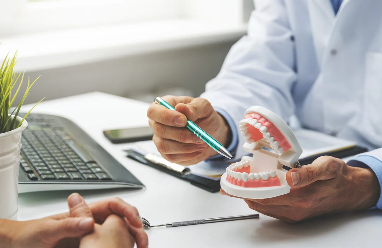 İzmir Çiğli en iyi diş doktoru Dr. Kutay Gürel tarafından yapılan modern diş tedavisi, gülüş tasarımı ve implant uygulaması görüntüsü.