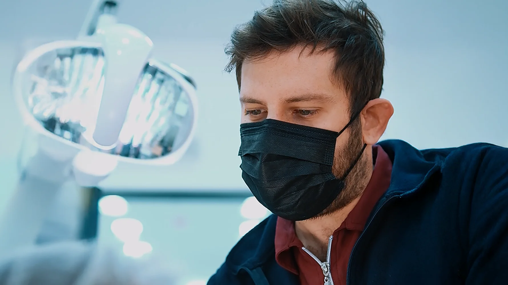  izmir cigli Diş İmplant Tedavisi - Çiğli İzmir’de tek diş implantı ve çoklu diş implantı tedavisi sunan uzman diş hekimi Dr. Kutay Gürel’in, çene kemiğine titanyum implant yerleştirdiği modern klinik görüntüsü.