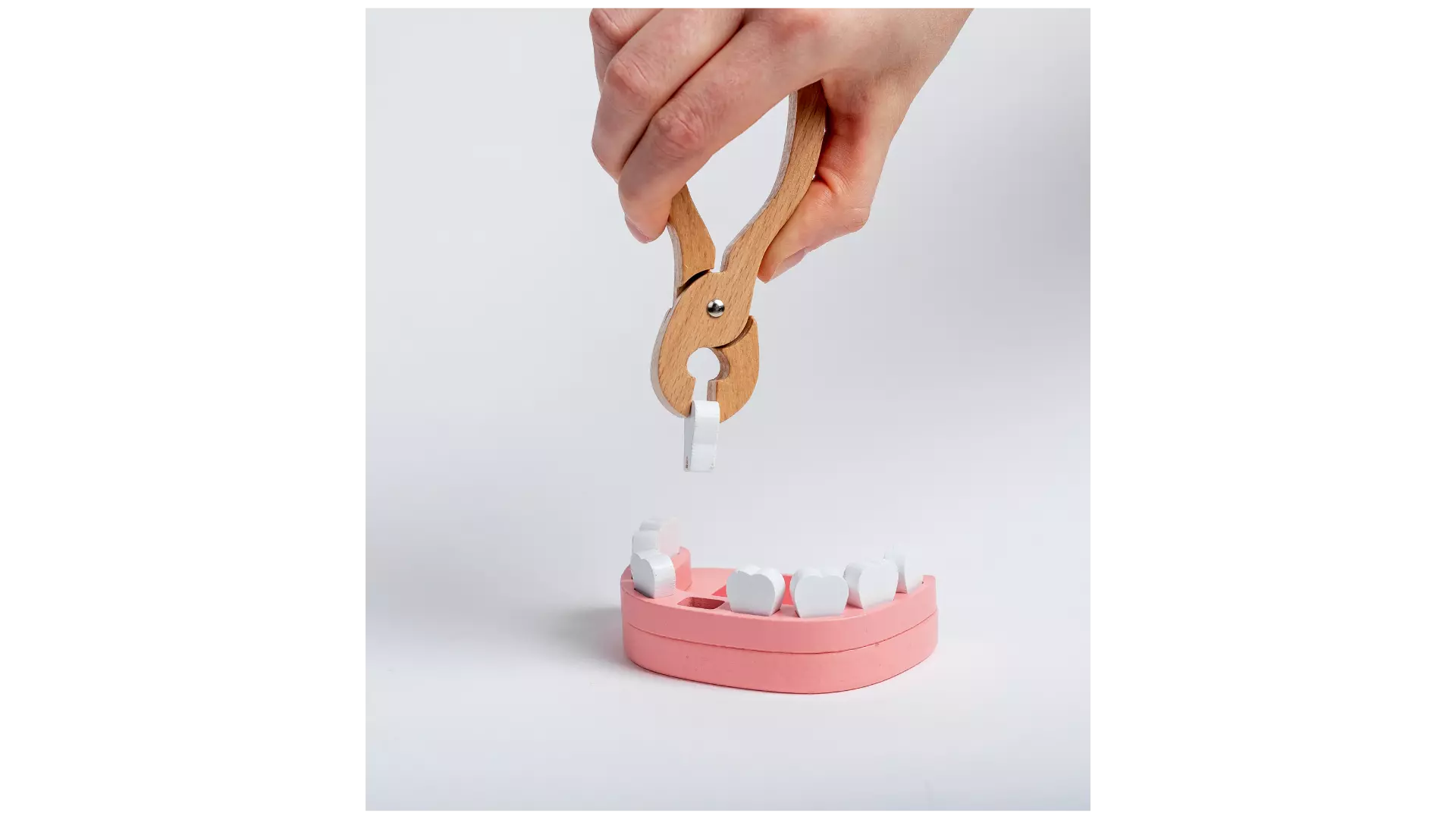 Kanal tedavisi İzmir Çiğli bölgesinde, en iyi diş doktorlarından Dr. Kutay Gürel tarafından mikroskop destekli kök kanal tedavisi yapılan hasta muayenesi.