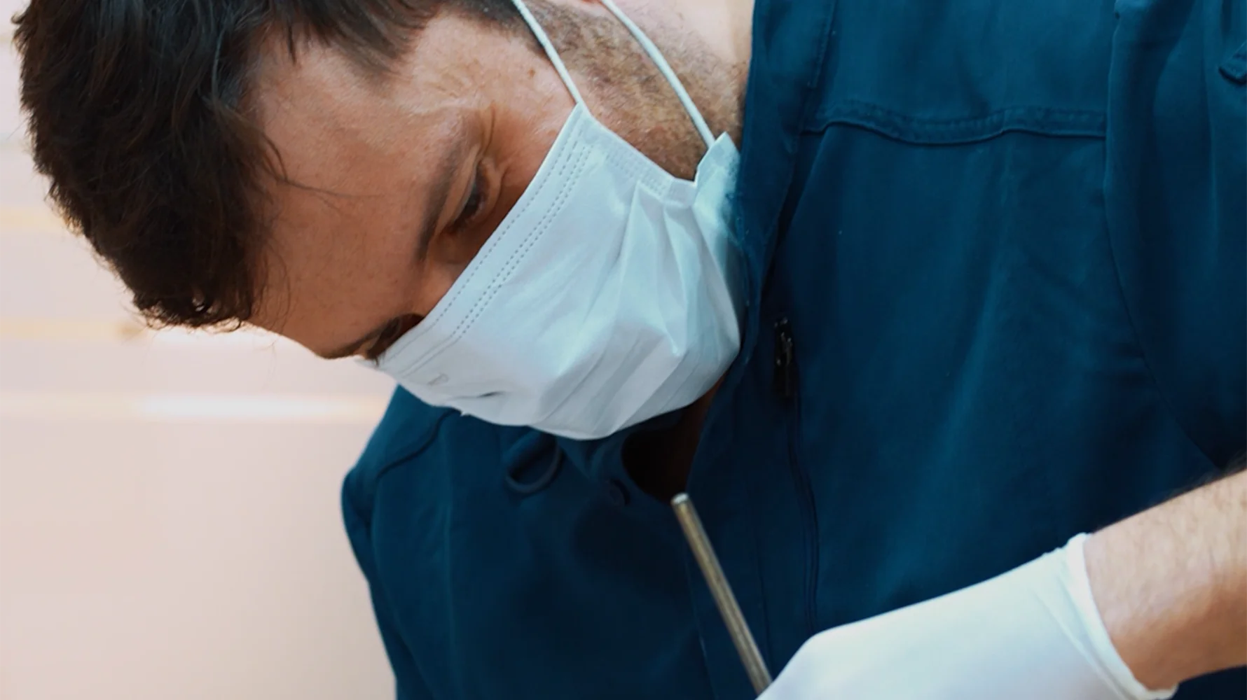 İzmir Çiğli’de kanal tedavisi uygulayan deneyimli diş hekimi Dr. Kutay Gürel’in modern diş kliniğinde gerçekleştirdiği kök kanal tedavisi görüntüsü.