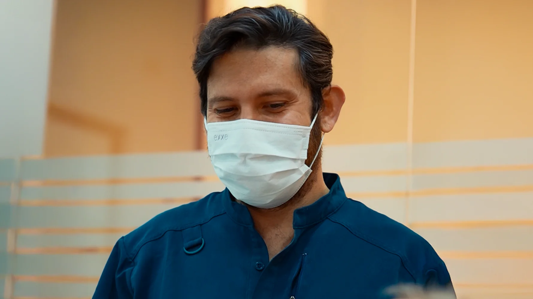 Lamine Diş Kaplama (Yaprak Porselen) Nedir izmir cigli - İzmir Çiğli’de lamine diş kaplama tedavisi ile estetik gülüş tasarımı yapan uzman diş hekimi Dr. Kutay Gürel’in porselen lamina uygulaması.