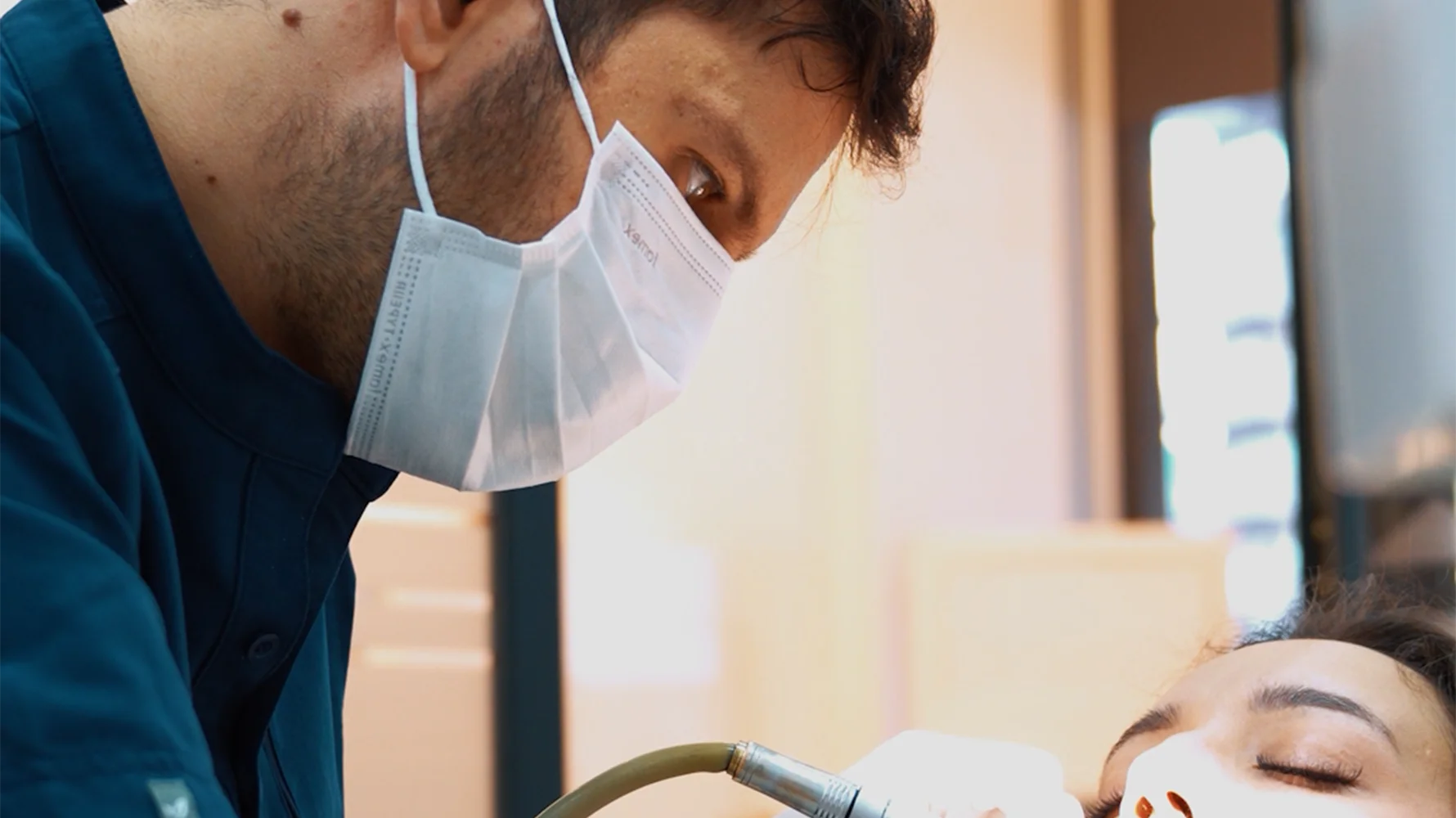 İzmir Çiğli’de ortodonti, diş teli ve şeffaf plak tedavisi sunan en iyi diş hekimlerinden Dr. Kutay Gürel’in yetişkin ve çocuk hastalar için yaptığı ortodontik muayene.