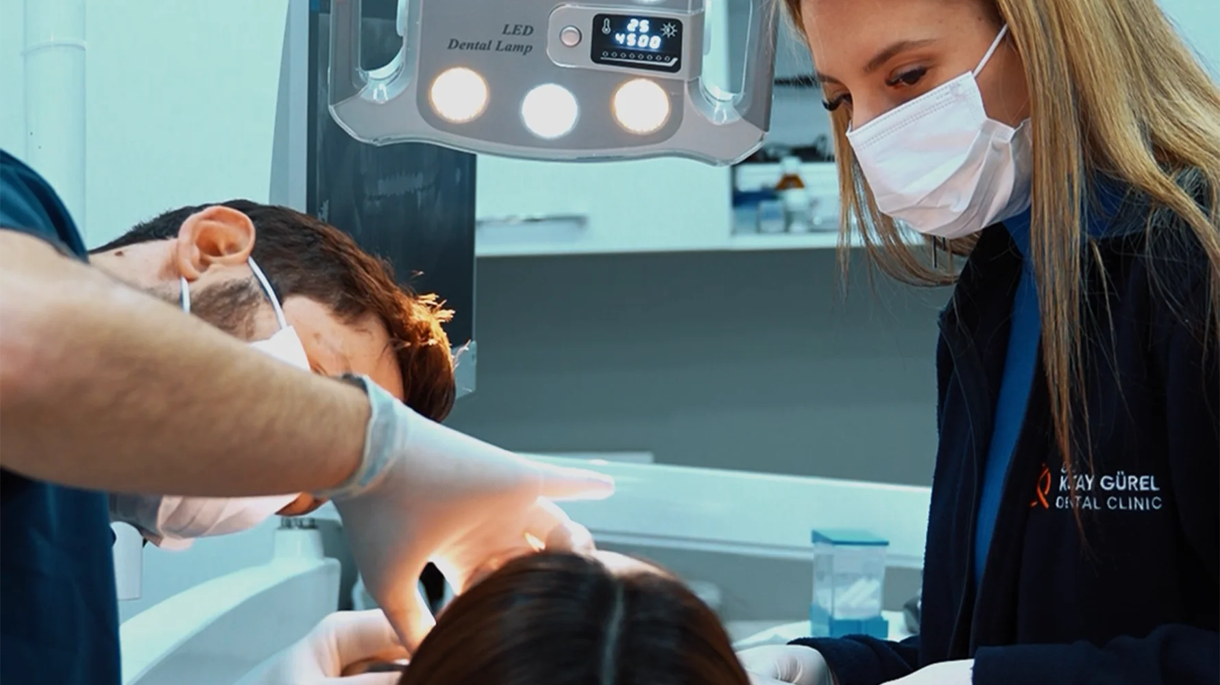 Zirkonyum (Zirkon) Diş Kaplama Nedir izmir cigli - İzmir Çiğli’de zirkonyum diş kaplama tedavisi ile estetik ve dayanıklı gülüş tasarımı yapan uzman diş hekimi Dr. Kutay Gürel’in porselen kaplama uygulaması